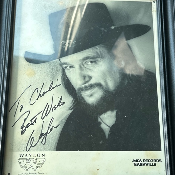 Waylon Jennings Autographed Photo - Picture 1 of 4